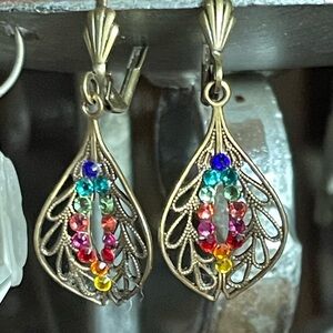 Colorful Gemstone Drop Earrings Gold Tone lovely filigree 1.5” Sparkly